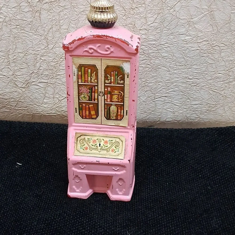 Vtg. Tins & Powder boxes & vintage‎ Avon bottle